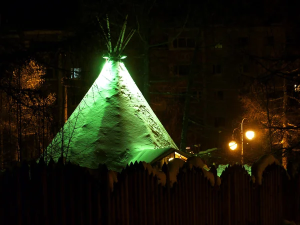 Neujahr - feiertag in nadym, russland - 28. februar 2013. festliche straßendekorationen. schön beleuchtete Gebäude und Bäume. weit im Norden, nadym. — Stockfoto