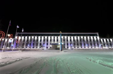 nadym, Rusya Federasyonu - 28 Şubat 2013 yılında yakın çekim yapı Belediye Binası. Kış şehri. güzel ışıklı bina ve ağaçlar. Kuzeyde, nadym.