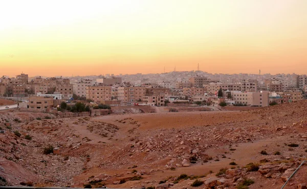 Ciudad al atardecer en amman, Jordania - 05 de noviembre de 2008. edificios de la ciudad在日落时的一个城市，在安曼，约旦-2008 年 11 月 5 日。城市建筑. — 图库照片