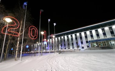 Yeni yıl - bir tatil. Festival cadde süslemeleri. güzel ışıklı bina ve ağaçlar. Kuzeyde, nadym.