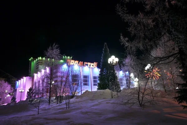 Árbol de año nuevo en el centro de la ciudad en Nadym, Rusia - 25 de febrero de 2013. Edificio y árboles bellamente iluminados. Muy al norte, Nadym. . — Foto de Stock