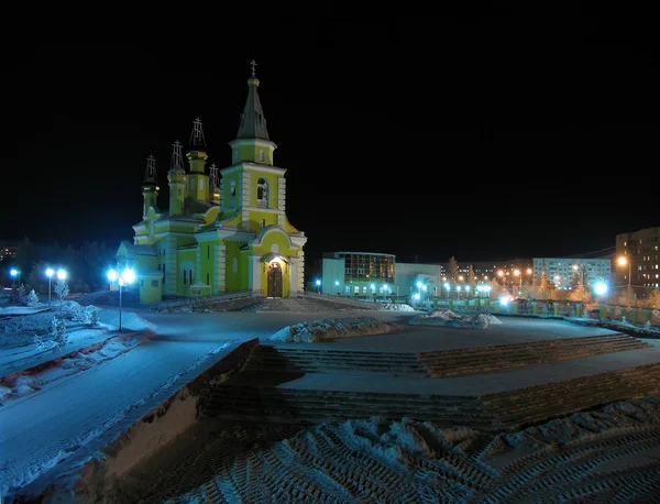 Красиво освещенная церковь ночью . — стоковое фото