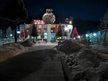 Ofis Binası yakın çekim. statuya.Novy yıl. Festival süsleri. giyinik Noel ağacı.