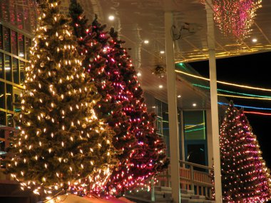 sundurma ofis binası yakın çekim. Yeni yıl. Noel ağacı çelenk ile dekore edilmiştir. Festival süsleri.