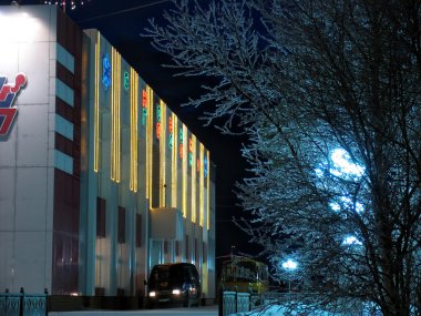 Ofis Binası yakın çekim. Yeni yıl. Binanın önünde park etmiş arabalar.