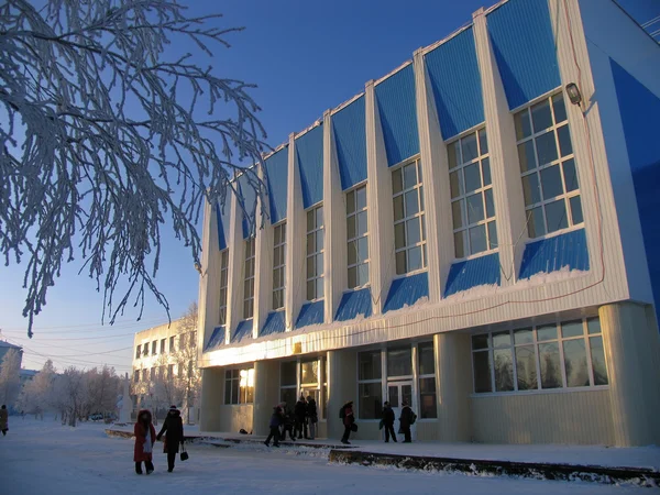 Konstigt barn utanför skolbyggnaden. arkitektoniska struktur - skolan. — Stockfoto