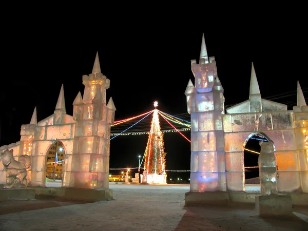 Decorações de Natal feitas de gelo. Árvore decorada com guirlandas. Ano Novo . — Fotografia de Stock