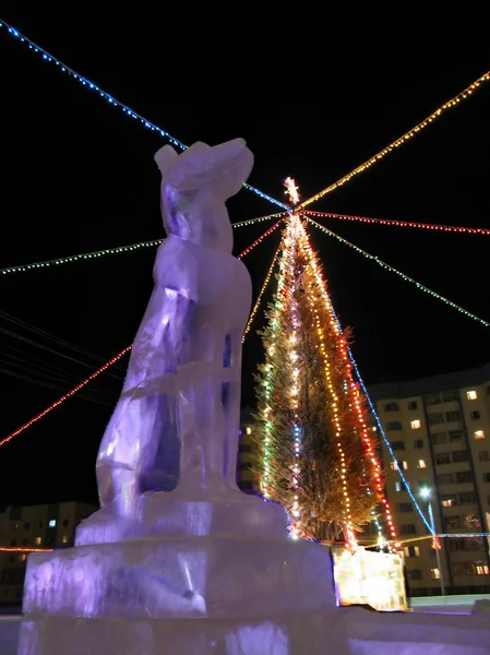 Scultura animale fatta di ghiaccio primo piano. Albero decorato con ghirlande. Anno nuovo . — Foto Stock