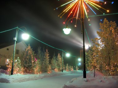 Ofis Binası. Yeni yıl. giyinik Noel ağacı. Yılbaşı süsleri.