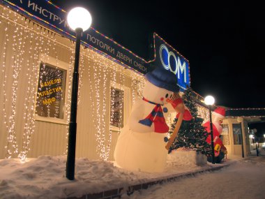 kardan adam ve Noel Baba closeup rakamlar. Ofis Binası. Yeni yıl. Yılbaşı süsleri.
