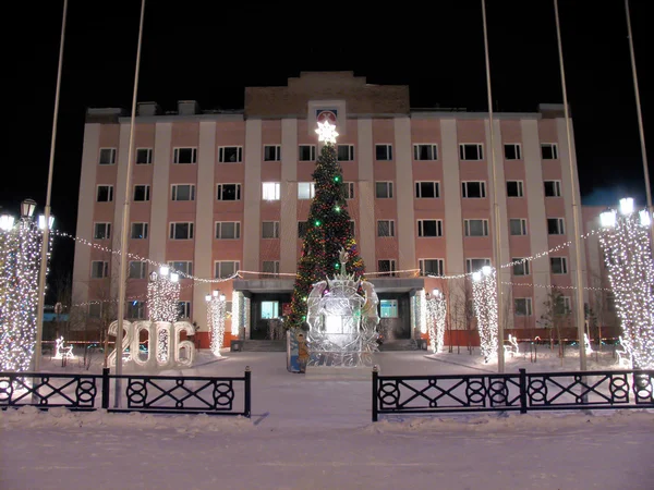 City hall, yakın çekim. Yeni yıl. giyinik ağaç. buz şekilleri. — Stok fotoğraf