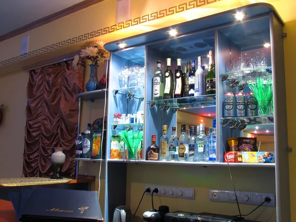 Restaurant. Interior space. Bar with a varied selection of booze in Nadym, Russia - March 30, 2006. — Stock Photo, Image