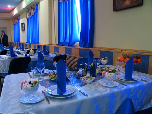 Restoran. iç mekan. nadym, Rusya Federasyonu - in hizmet gıda closeup ile tablo 30 Mart 2006 dekore edilmiştir. Kapıda yabancı.
