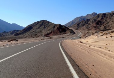 Mısır. yol. dağ manzarası.
