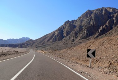 Mısır. yol. dağ manzarası.