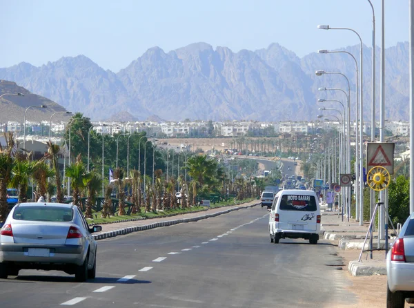 Дорога с движущимися автомобилями в Шарм-эль-Шейхе, Египет - 7 ноября 2008 года. Вид на город . — стоковое фото