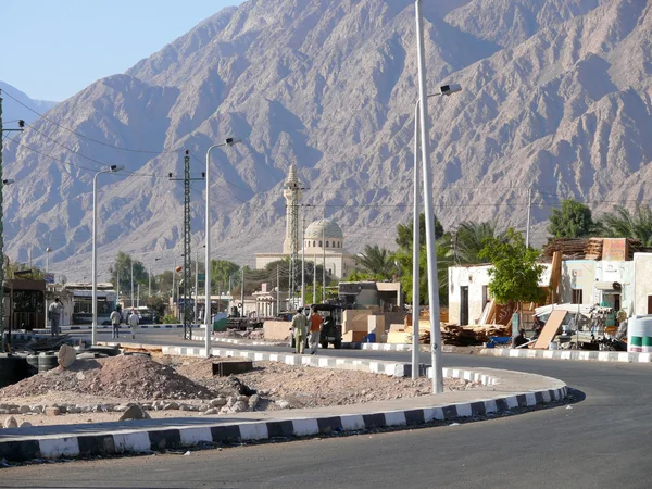 Unfamiliar residents of the city are on the road in Nuweiba, Egypt - November 7, 2008. View of the city. — Stock Photo, Image