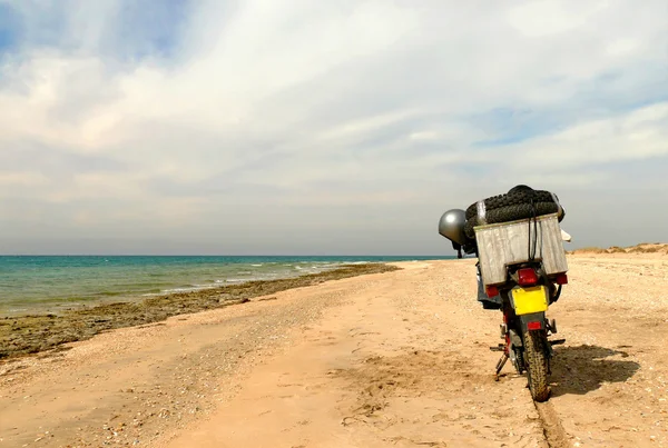 Egypten. motorcykel på nära håll på en öde strand vid Röda havet. — Stockfoto