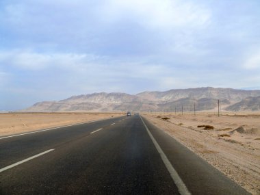 Kahire ve sharm el sheikh arasındaki yol. Sina Yarımadası. Araba yolda seyahat.