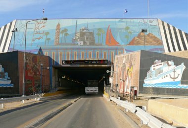 Süveyş kanalı altında tünel. Tünel yol açtı. Araba tünele girer.
