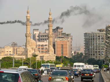 Kahire şehir merkezinde. yol üzerinde cairo, Mısır - 9 Kasım 2008 at binme araba ile. mimari yapılar.