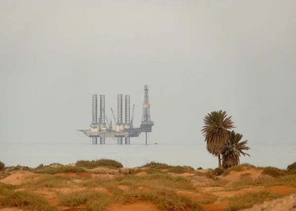Olie vlatforma in de Rode Zeekust in suetsky kanaal, Egypte - 8 november 2008. verlaten strand. — Stockfoto