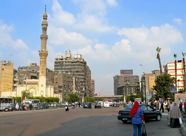 El centro de El Cairo. Área en el centro de la ciudad en El Cairo, Egipto - 9 de noviembre de 2008. Extraños caminando por la zona. Coches aparcados . —  Fotos de Stock