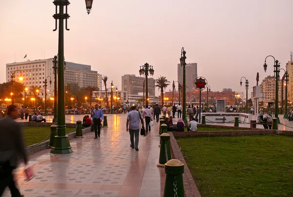 El centro de El Cairo. Área en el centro de la ciudad en El Cairo, Egipto - 9 de noviembre de 2008. Extraños caminando por la zona . —  Fotos de Stock