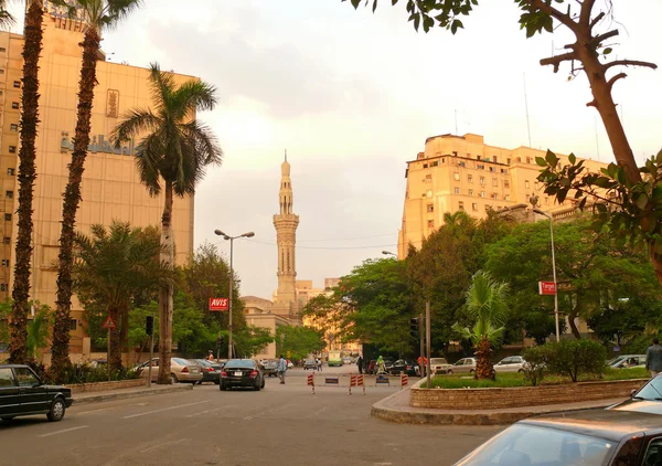 Центр міста Каїр. площа в центрі міста, в Каїрі, Єгипет - 9 листопада 2008 р. Незнайомці ходити навколо цього району. припаркованих автомобілів. — стокове фото