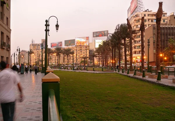 El centro de El Cairo. Zona en el centro de la ciudad de El Cairo, Egipto - 9 de noviembre de 2008.Strangers caminar por la zona . —  Fotos de Stock