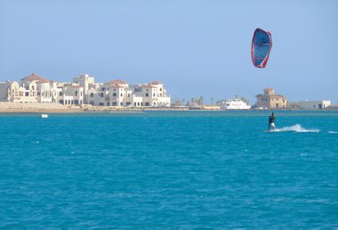 Hurghada, Mısır - 13 Kasım 2008: inci üzerinde yabancı gökyüzü sörfçü