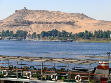 Afrika, Mısır. Pier Mısır antik siteleri bir arka planda Aswan'da, Nil kıyısında.