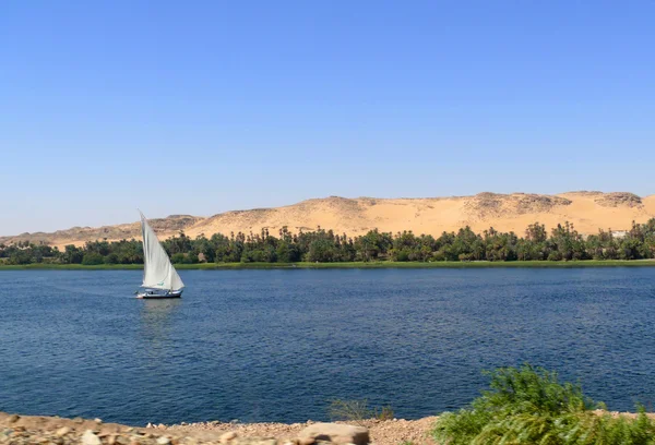 Africa, Egypt. Sailboat floating on the Nile in Aswan. — Stock Photo, Image