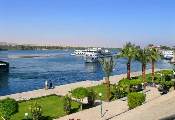 Nil çıkabilir. ansuan, Mısır - 16 Kasım 2008 sahil boyunca yürüyüş yabancılar. bir nehirde yüzen gemi.