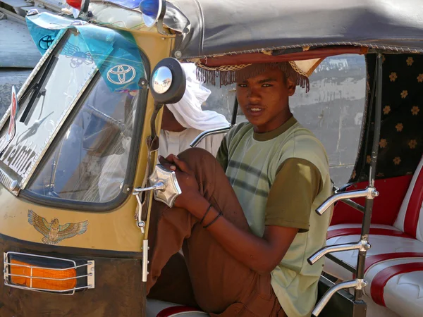 Un hombre desconocido y un conductor de mototaxi cerca de un primer plano de pasajeros desconocido en Wadi - Halfa, Sudán - 19 de noviembre de 2008. Transportes . —  Fotos de Stock