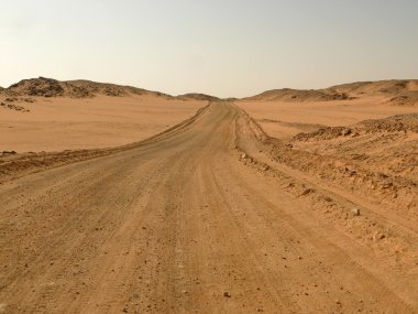 Sahra Çölü giden yol.