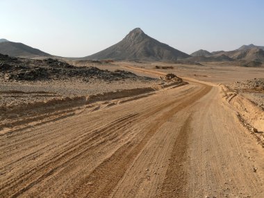 Afrika. sahara çöl çalışan yol.