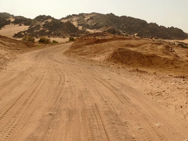 Afrika. sahara çöl çalışan yol. — Stok fotoğraf
