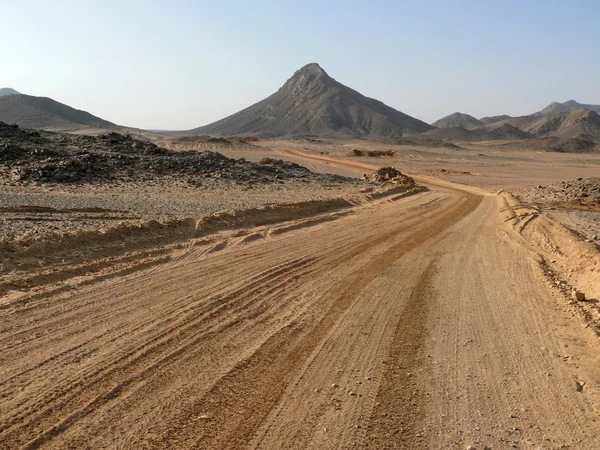 Afrika. sahara çöl çalışan yol. — Stok fotoğraf