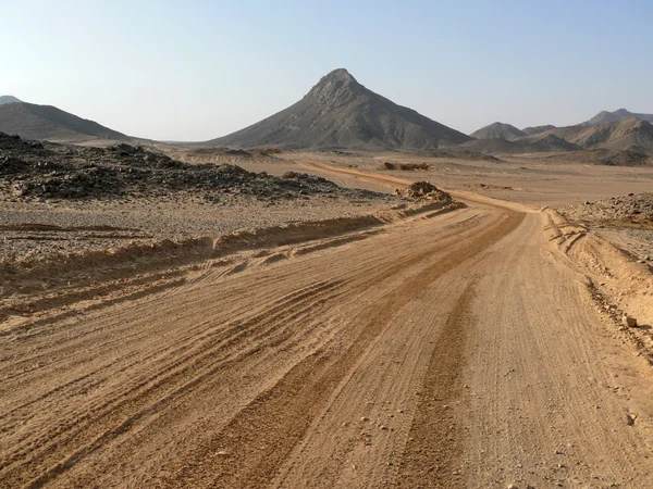 Afrika. die straße durch die sahara-wüste. — Stockfoto