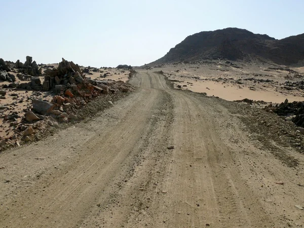 África. A estrada que atravessa o deserto do Saara . — Fotografia de Stock