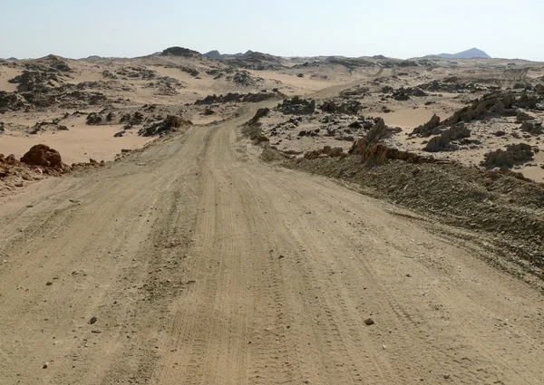 Africa. The road running through the Sahara desert. — Stock Photo, Image