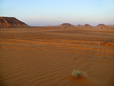 sahara Çölü'nde dağlar.