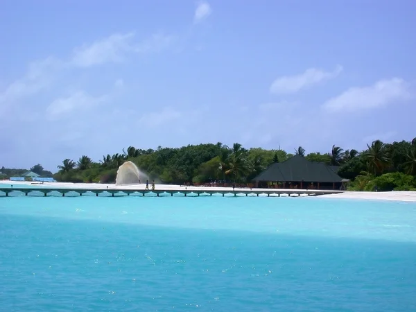 Maldivas. Costa de las Maldivas con hoteles . — Foto de Stock