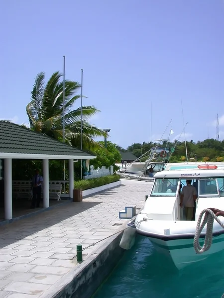 Maldivas. Hoteles. Un hombre no identificado en un yate en el muelle. Yates . — Foto de Stock