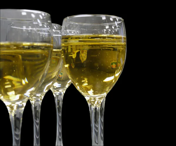 Champagne i glasen närbild på svart bakgrund. — Stockfoto