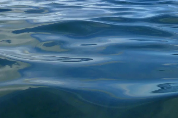 Háttér. textúra a csillogó víz. — Stock Fotó