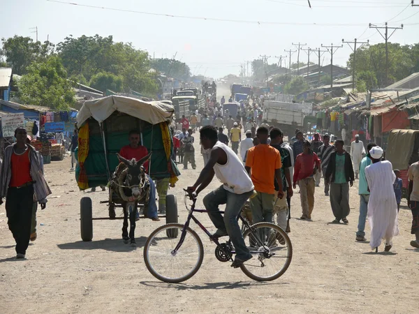 ROBY, ETHIOPIA - NOVEMBER 23, 2008: The city. Unfamiliar city residents per hour - the peak — Stock Photo, Image