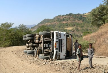 Roby, Etiyopya - 23 Kasım 2008: crash. kamyon saygısız dağlarında roby, Etiyopya - 23 Kasım 2008. yabancı bir kamyonun yanında.