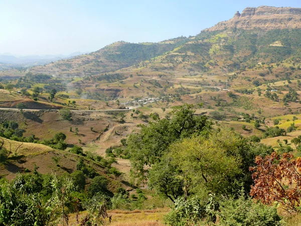 Village éthiopien dans la vallée des montagnes. Afrique . — Photo